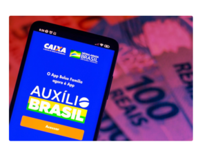 celular logado na nova página do auxílio brasil com os novos beneficiários