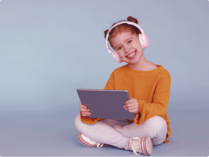 menina sorrindo e com um tablet na mão