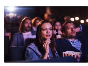 mulher vendo filme da lista da serasa de dicas de filmes de empreendedorismo para ela se inspirar