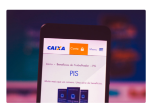 Celular logado no sistema da caixa para ver o calendário pis 2022 e ver quem recebe