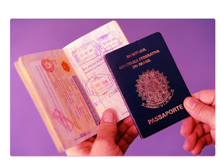 Homem com o seu passaporte em mãos para ilustrar o artigo de como consultar seu passaporte passo a passo