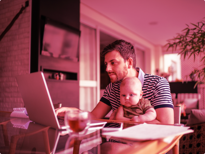 Pai fazendo uma planilha de gastos mensais com seu novo filho para manter o controle financeiro