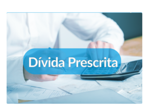 Homem fazendo o cálculo de todas as suas dívidas e dando uma olhada sobre dívida prescrita